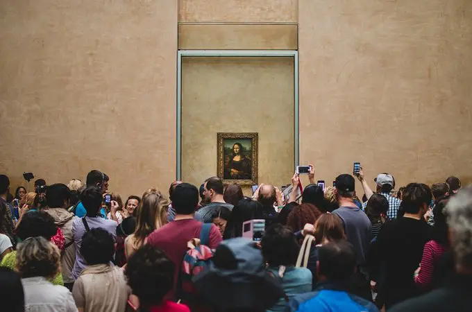 Tourists in front of Mona Lisa
