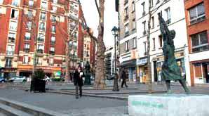 la M&ocirc;me - place Edith Piaf
