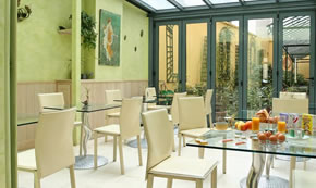 Salle du petit déjeuner / Breakfast Room