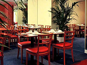 Salle du petit d&eacute;jeuner / Breakfast Room