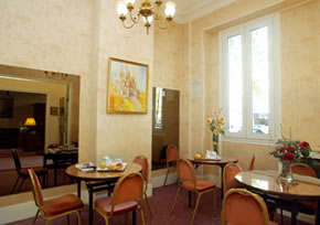 Salle du petit déjeuner / Breakfast Room