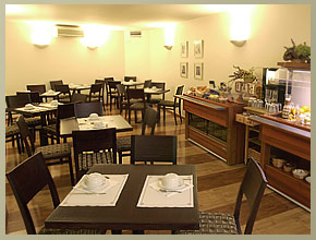 Salle de petit déjeuner / Breakfast room