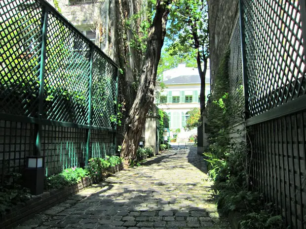 Romantic Walk in Paris