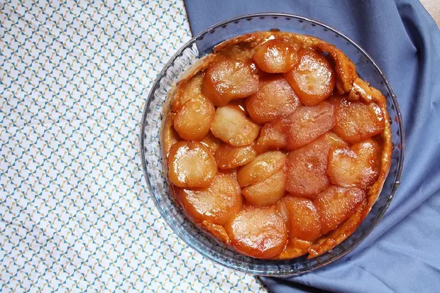 Tarte tatin overhead view