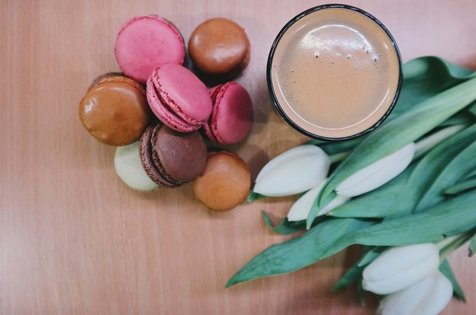 Un café y algunos macarons