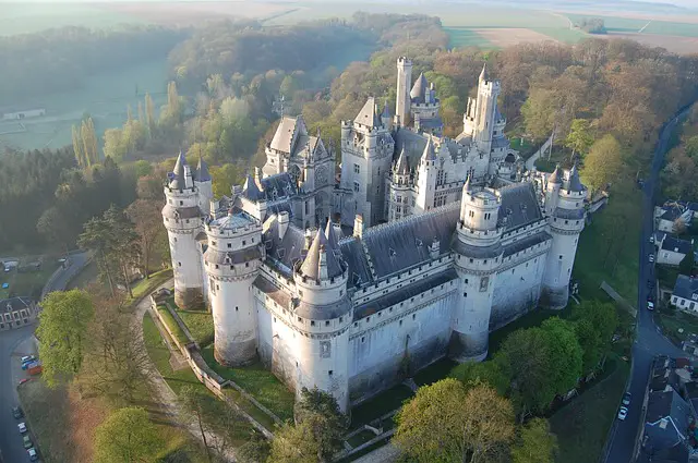 castles to tour near paris