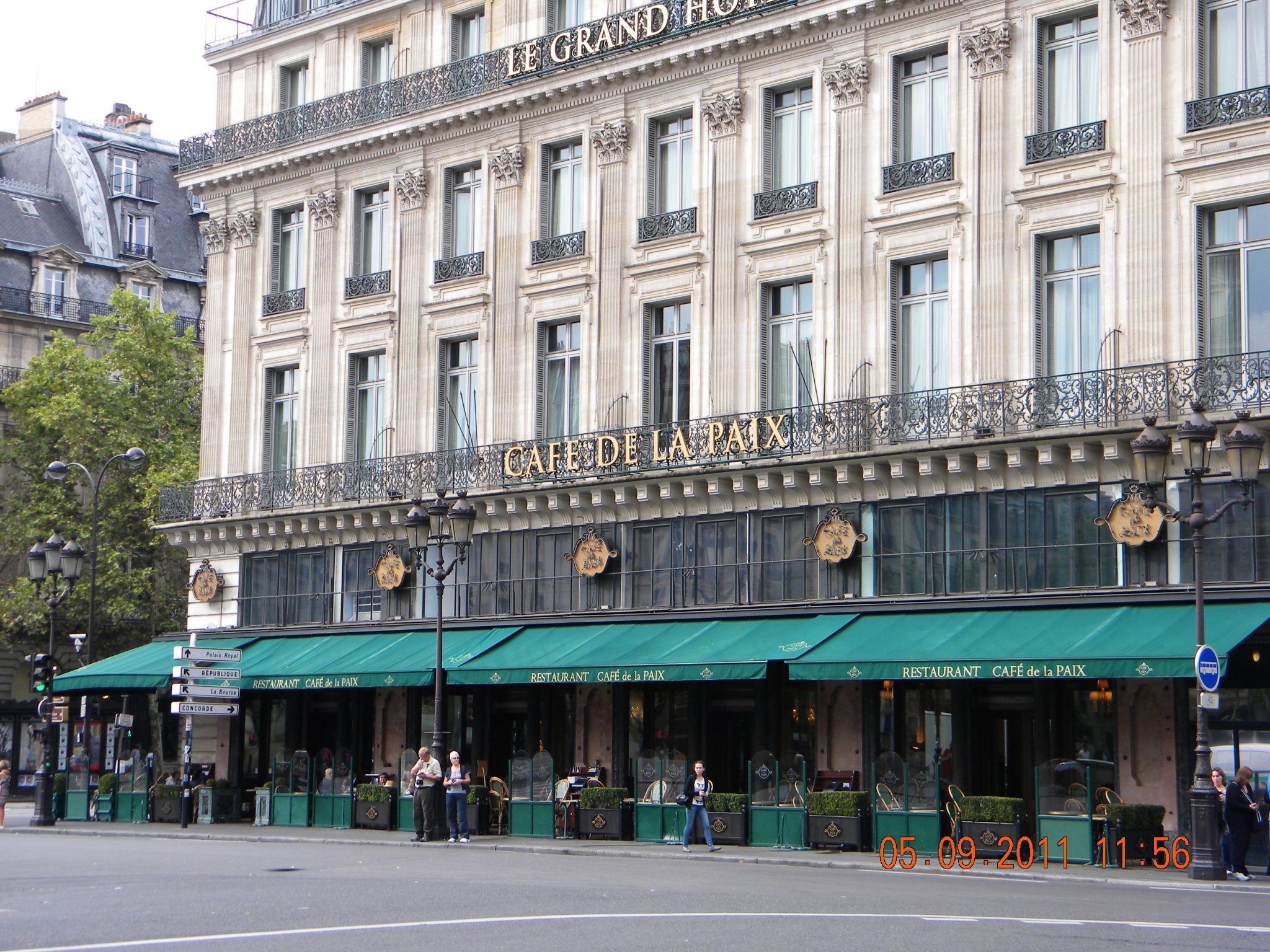 10 Famous Movie Places to Visit in Paris (With Addresses)