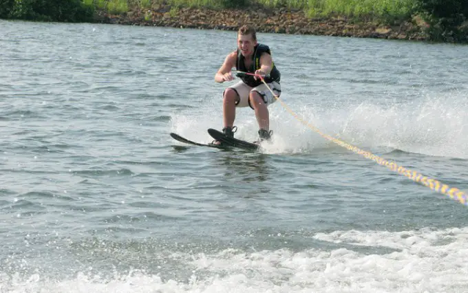 Water skiing on the Seine 