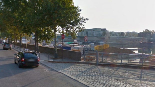The famous stop sign on the Saint Exupéry dock.