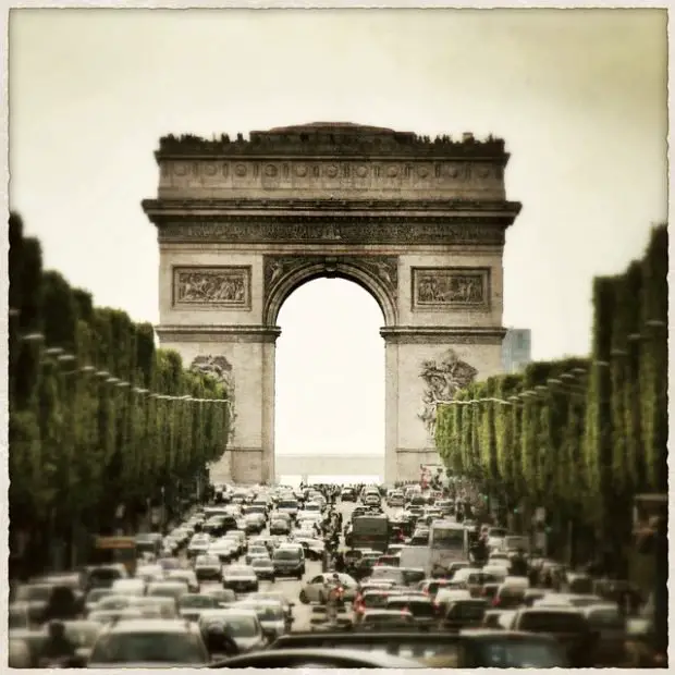Avenue des Champs Elysées Arc de Triomphe Paris