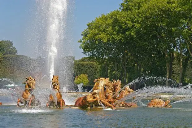 The Apollon bond and its fountain