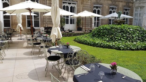 restaurants courtyard paris