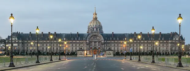 Hôtel des Invalides illuminated