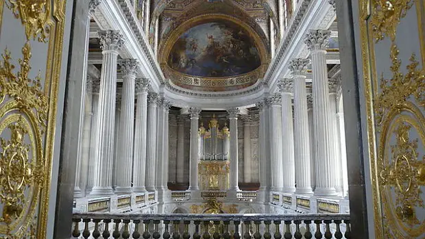 Inside the Chapelle