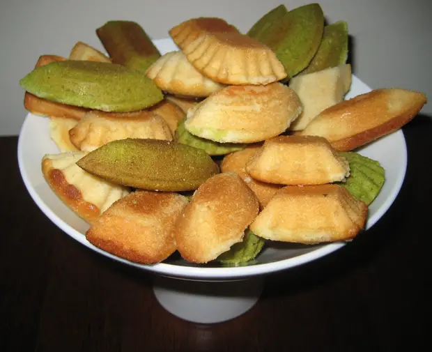 A bowl of Financiers