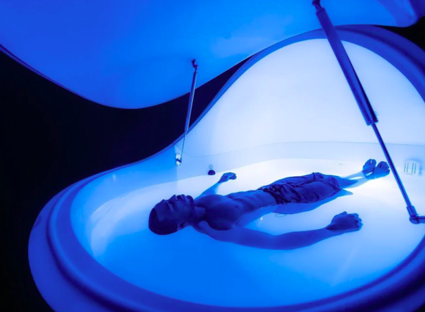 Floating and relaxing in sensorial isolation