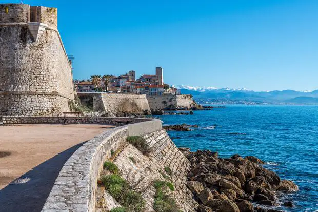 A view on the sea and the old town