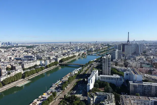 Flight view from the Ballon de Paris