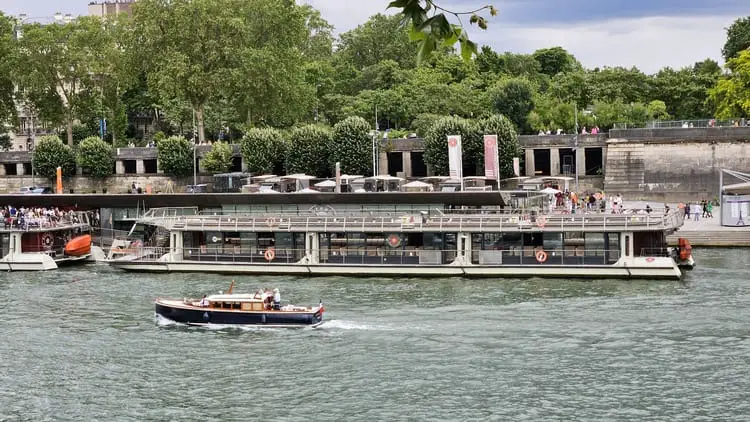 The Bateaux Parisien boat