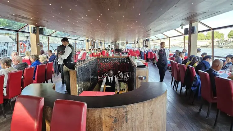 bateaux mouches dinner cruise