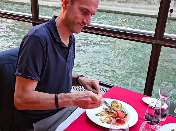 bateaux mouches dinner cruise