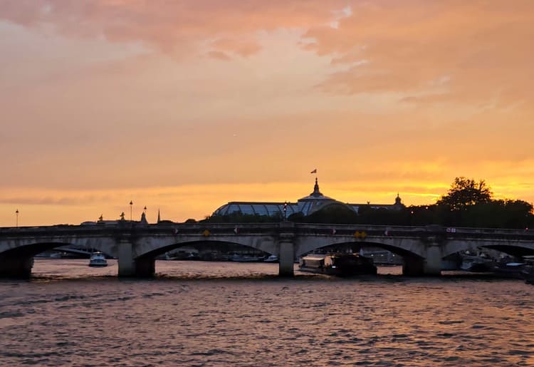 bateaux mouches dinner cruise