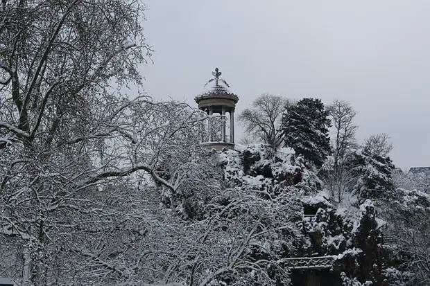 The Buttes-Chaumont Park under the snow