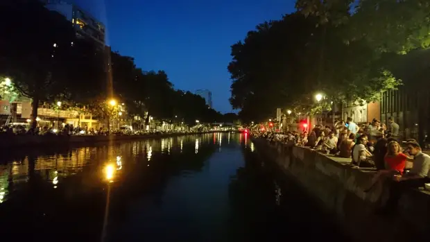 Canal Saint Martin at night