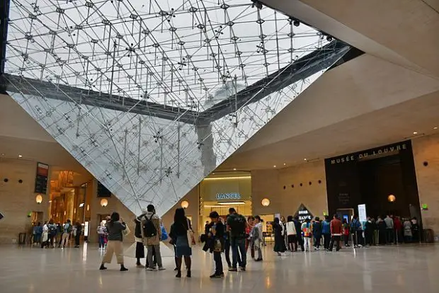 Carrousel du Louvre pyramid