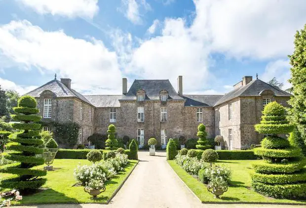 courtyard chateau la ballule