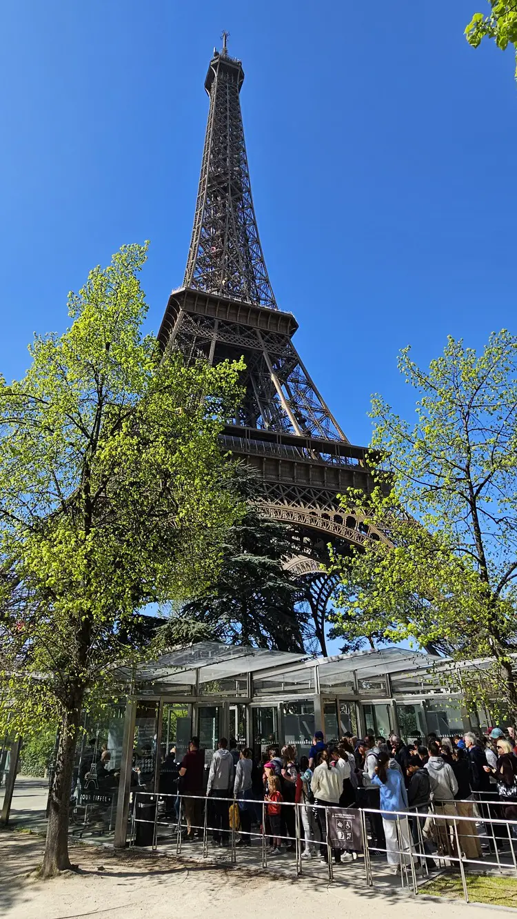 Waiting line below the Eiffel Tower