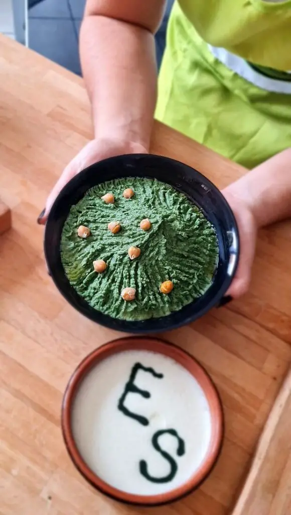 spirulina dishes and hands