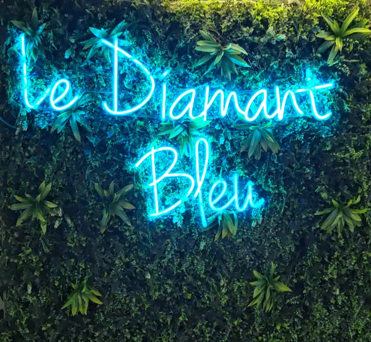 Diamant bleu néon