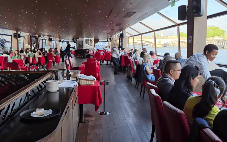 Atmosphere in the dinner room