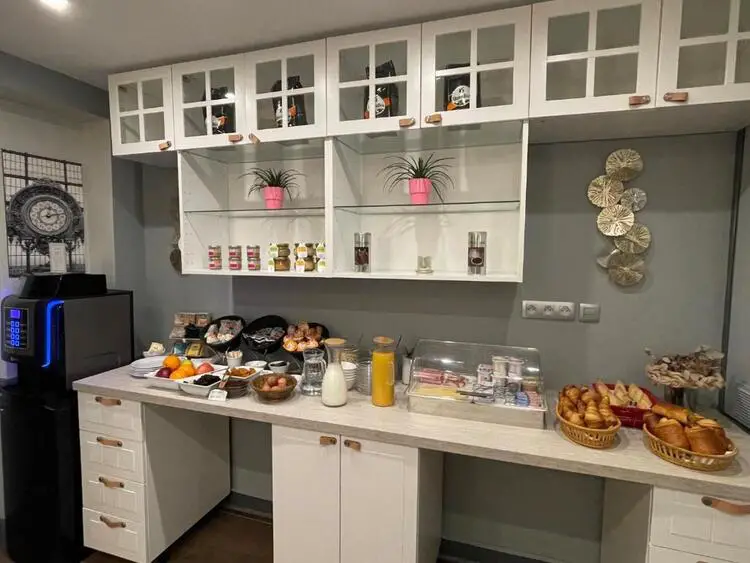 Hotel Eiffel Kensington breakfast