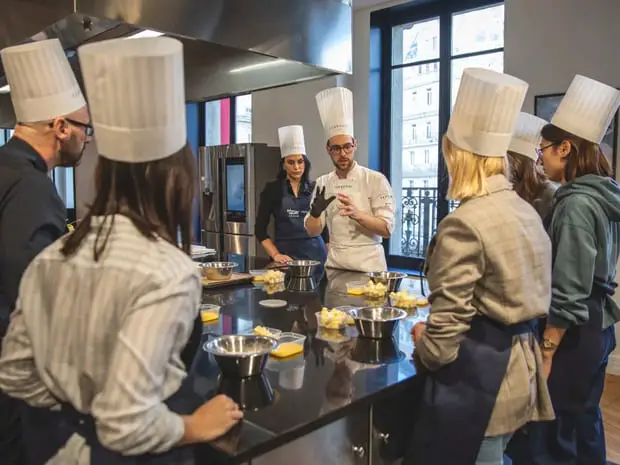 Make pastries with Ferrandi school