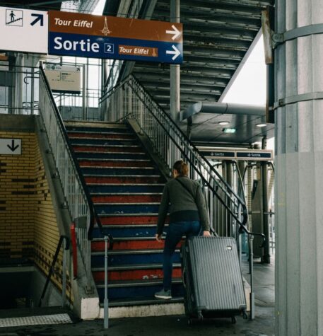 heavy suitcase paris metro