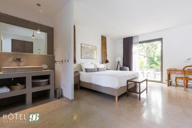 Hotel 96 room