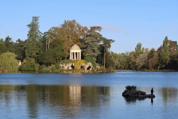 Daumesnil Lake