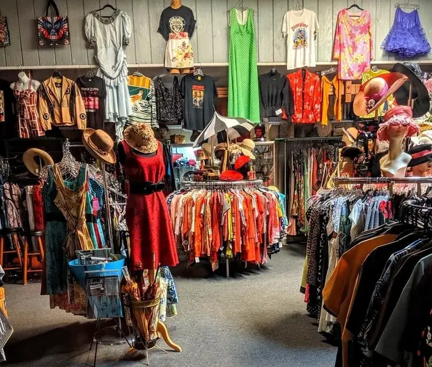 Retro, the coolest thrift shop in Paris' Les Halles district: fashion tips  and events 