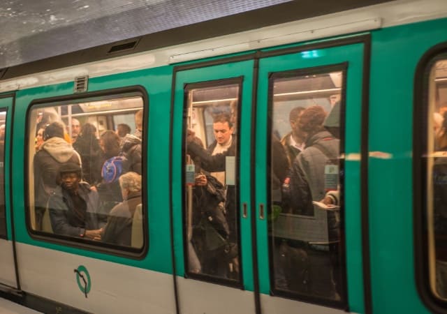 metro paris pickpockets