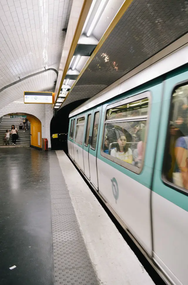 How to get to Pont Neuf in Paris by Metro, Bus, RER, Light Rail or