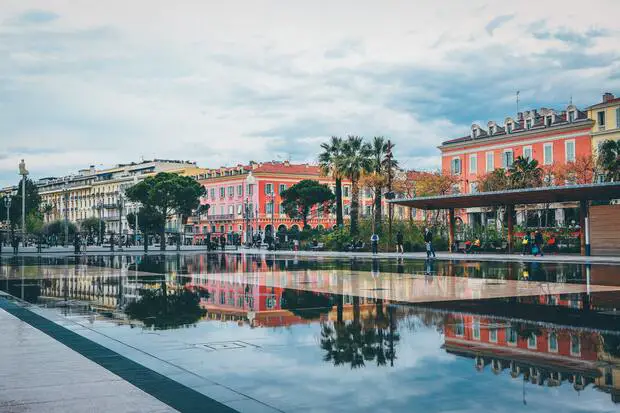 Water mirroring of Nice