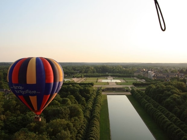 hot air bollon over Versailles