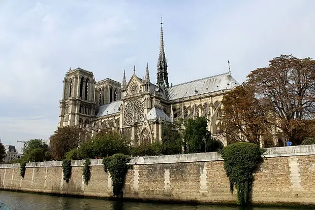 notre dame de paris in september