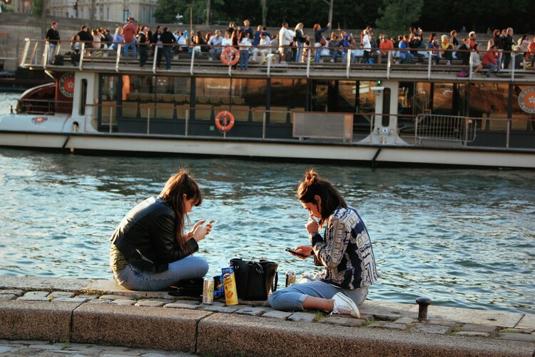 Picnic by the Seine