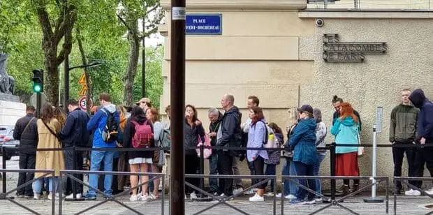 queue at the entrance of the catacombes