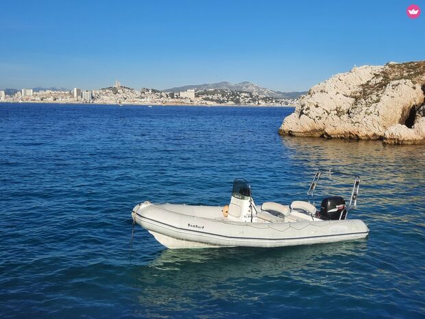 Semi-rigid motorboat