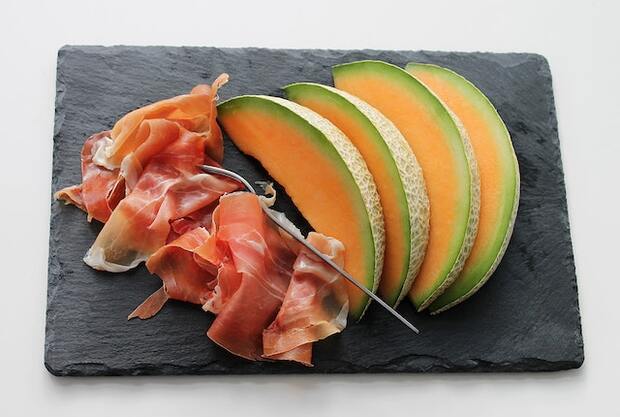 Skewers with melon and dried ham