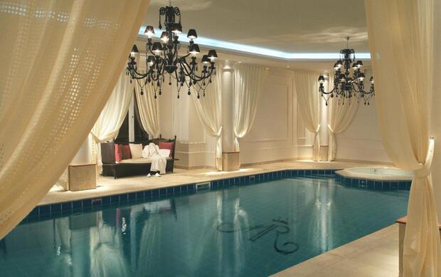 indoor swimming tiara château